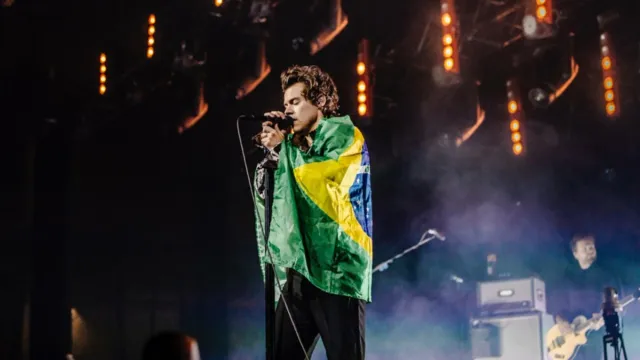 Imagem ilustrativa da notícia Vídeo: fã invade palco de Harry Styles em show no Rio