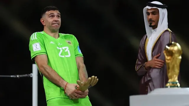 Imagem ilustrativa da notícia Goleiro da Argentina explica gesto com troféu após título