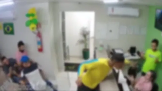 Imagem ilustrativa da notícia Vídeo: criminosos roubam clínica e policial tem arma levada