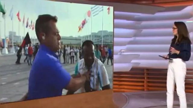 Imagem ilustrativa da notícia Vídeo: Eric Faria empurra torcedor ao vivo na Globo