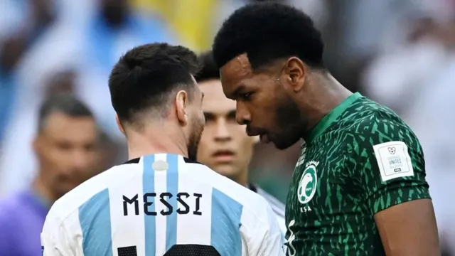 Imagem ilustrativa da notícia Zagueiro da saudita revela o que disse a Messi após encarada