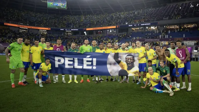 Imagem ilustrativa da notícia Vídeo: jogadores homenageiam Pelé após goleada do Brasil