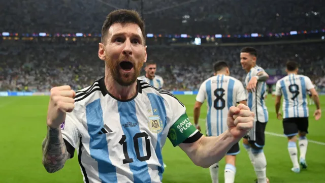 Imagem ilustrativa da notícia Com golaço de Messi, Argentina vence o México e segue viva 