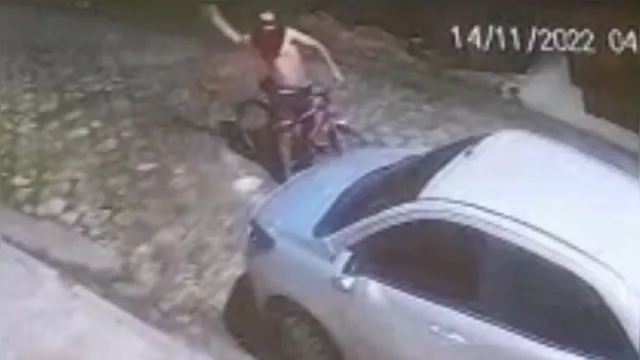 Imagem ilustrativa da notícia Vídeo: homem sai na madrugada para quebrar carros no Pará