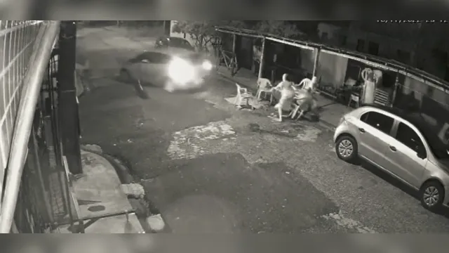 Imagem ilustrativa da notícia Vídeo: carro desgovernado atropela grupo de pessoas em Belém