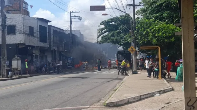 Imagem ilustrativa da notícia Vídeo: moradores fecham Arthur Bernardes em protesto