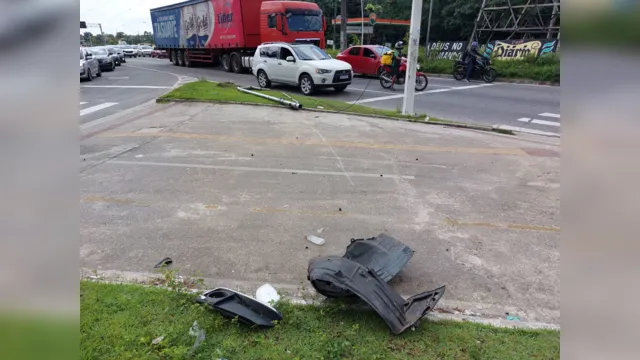 Imagem ilustrativa da notícia Carro perde controle, bate em semáforo e colide com ônibus