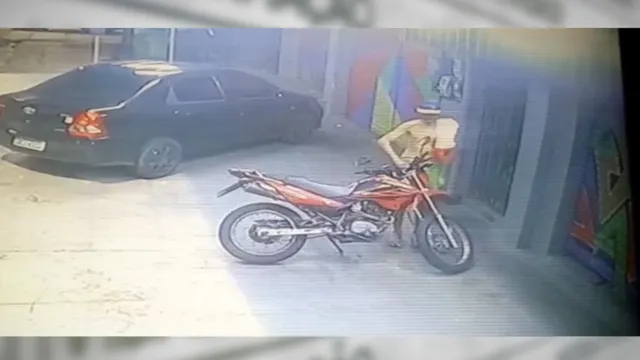 Imagem ilustrativa da notícia Vídeo: homem tenta roubar moto com chave-mestra em Belém