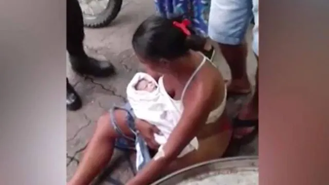 Imagem ilustrativa da notícia Grávida dá à luz em calçada após ser liberada pelo hospital