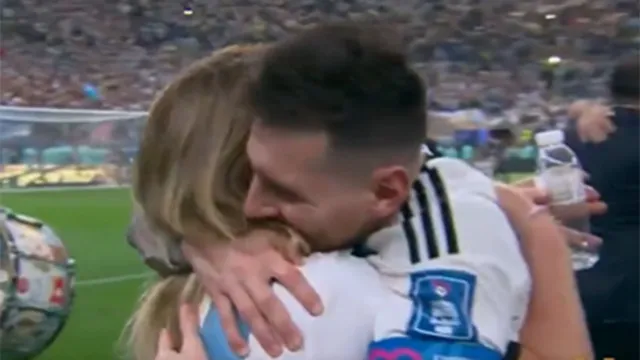 Imagem ilustrativa da notícia Vídeo: Quem é a mulher que abraçou Messi? Saiba a verdade