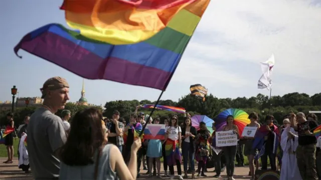 Imagem ilustrativa da notícia Rússia aprova lei que proíbe "propaganda LGBT" entre adultos