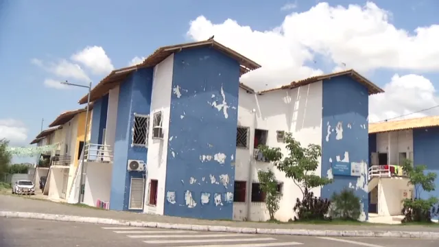 Imagem ilustrativa da notícia Vídeo: grupo invade e vende casas de programa de moradia