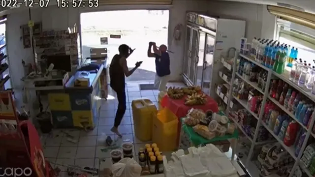 Imagem ilustrativa da notícia Vídeo: comerciante idoso dá pauladas em ladrão 