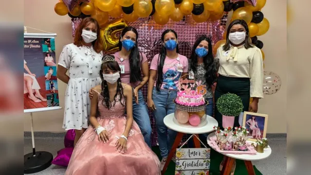 Imagem ilustrativa da notícia Na luta contra leucemia, adolescente ganha festa de 15 anos