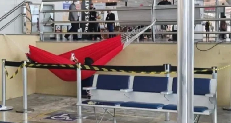 Imagem ilustrativa da notícia Belém: pessoa é flagrada deitada em rede dentro de aeroporto