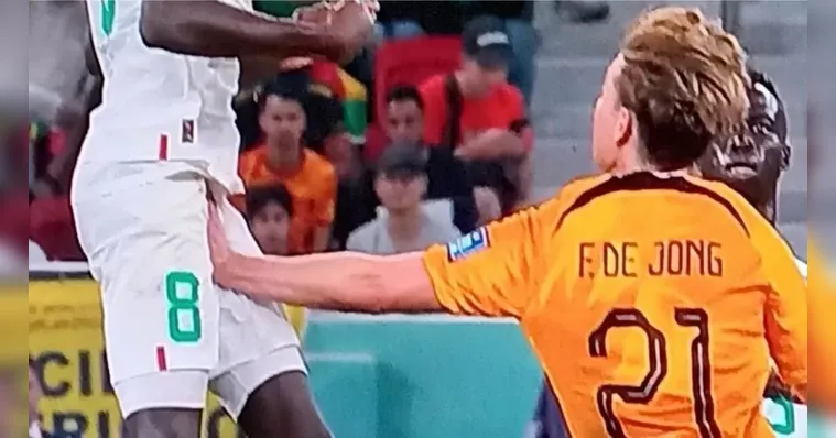Imagem ilustrativa da notícia Memes: Mão boba de holandês em meia de Senegal viraliza
