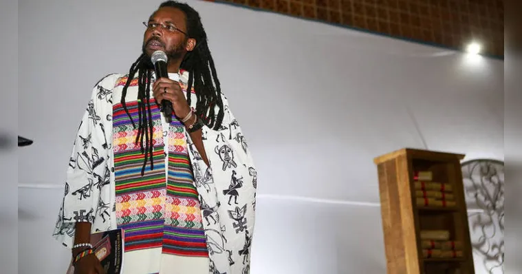 Imagem ilustrativa da notícia Padre é afastado após abençoar cerimônia com casais gays 