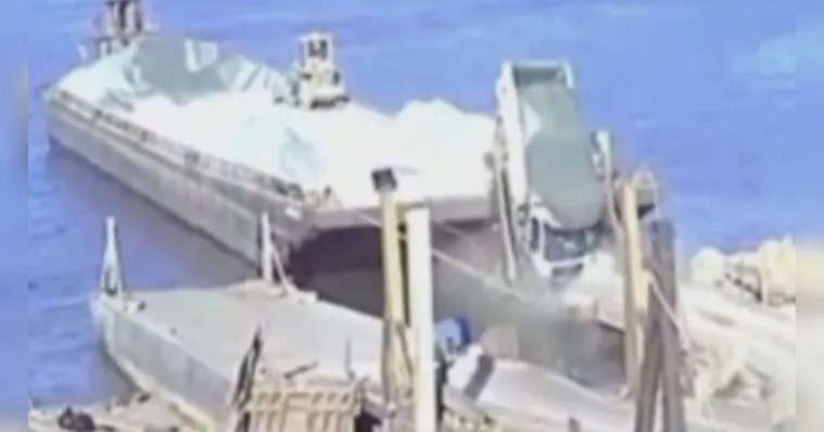 Imagem ilustrativa da notícia Vídeo: caçamba cai de balsa e despeja brita no Rio Tapajós