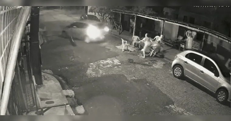 Imagem ilustrativa da notícia Vídeo: carro desgovernado atropela grupo de pessoas em Belém