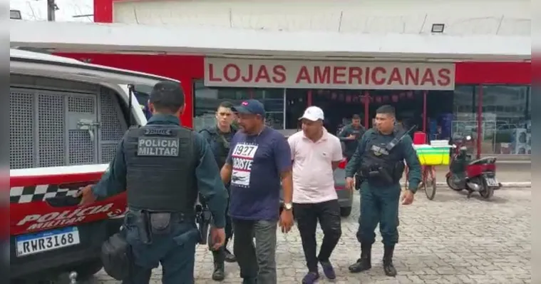 Imagem ilustrativa da notícia Quadrilha invade loja e faz clientes e funcionários reféns