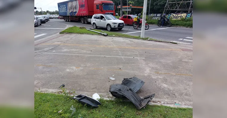 Imagem ilustrativa da notícia Carro perde controle, bate em semáforo e colide com ônibus