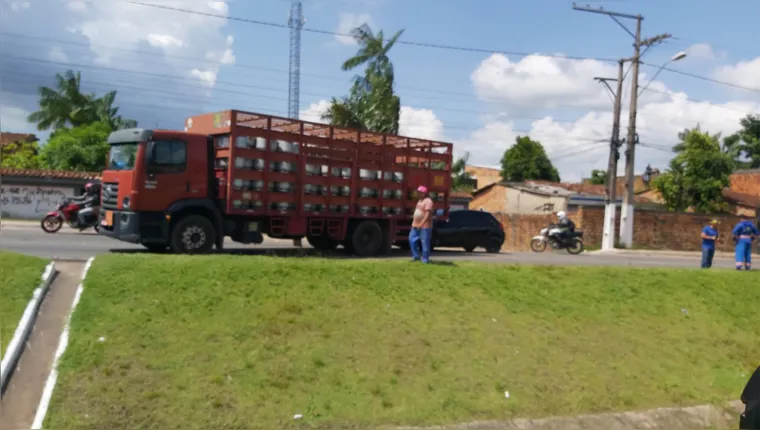 Imagem ilustrativa da notícia Caminhão de gás colide com carro e fecha av. Independência