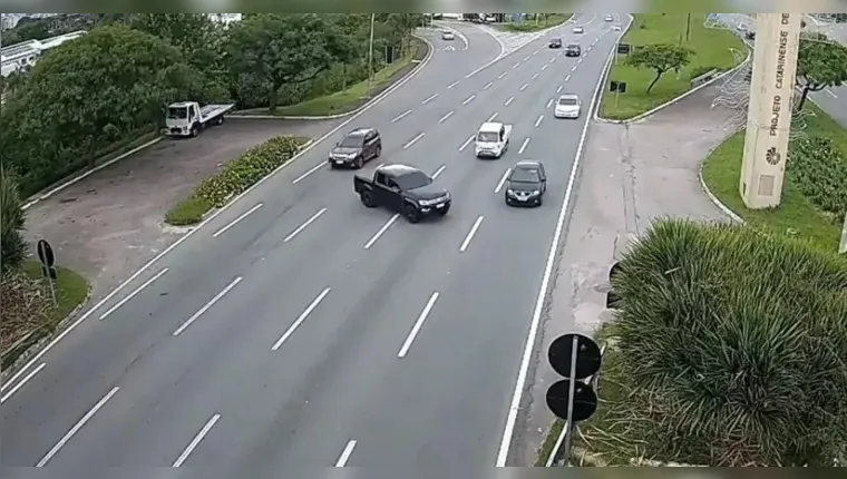 Imagem ilustrativa da notícia Vídeo: motorista bêbado atravessa 4 pistas em rodovia de SC