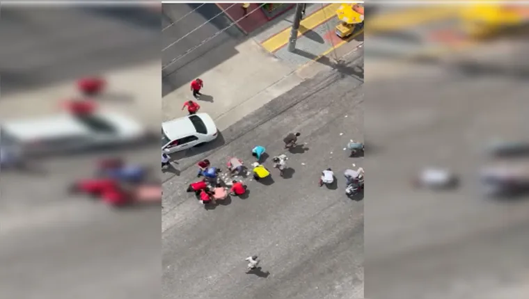 Imagem ilustrativa da notícia Vídeo: lotérica é assaltada e dinheiro cai em rua de Belém