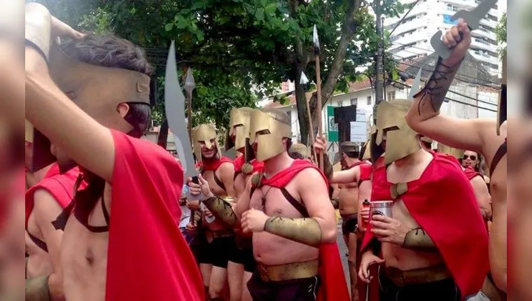 Imagem ilustrativa da notícia Bloco Império Romano arrasta multidão pelas ruas de Belém