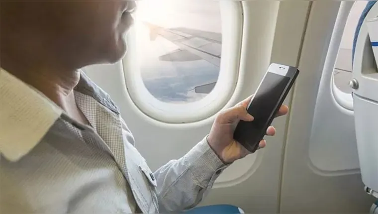 Imagem ilustrativa da notícia Passageiros poderão usar celular durante voos na Europa