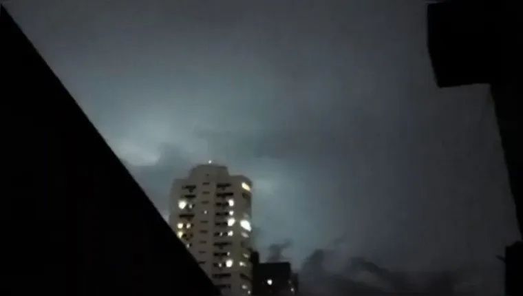 Imagem ilustrativa da notícia Vídeo: paraenses filmam luzes no céu de Belém na madrugada