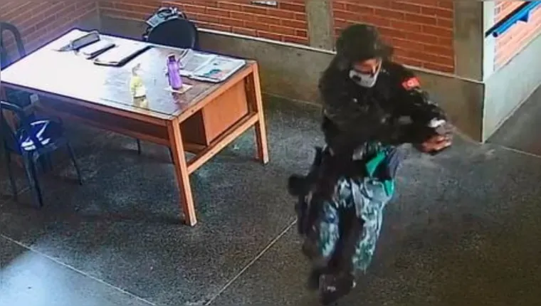 Imagem ilustrativa da notícia Vídeo: atirador entra e espalha pânico dentro das escolas