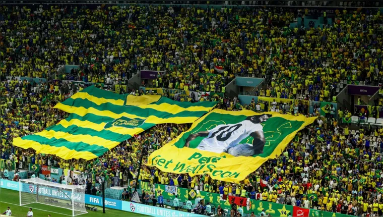 Imagem ilustrativa da notícia Pelé é homenageado com bandeirão antes de Brasil x Camarões