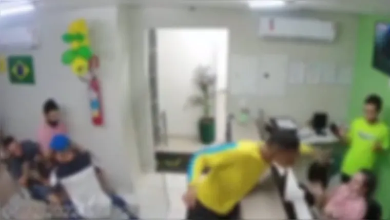 Imagem ilustrativa da notícia Vídeo: criminosos roubam clínica e policial tem arma levada