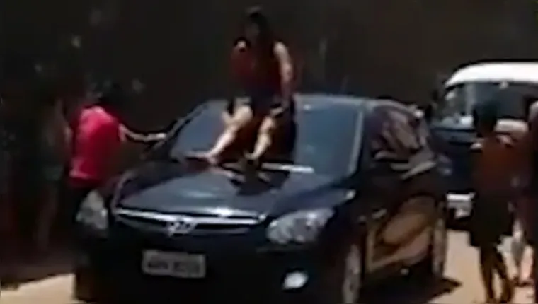 Imagem ilustrativa da notícia Vídeo: mulher traída sobe no carro do marido após flagrante