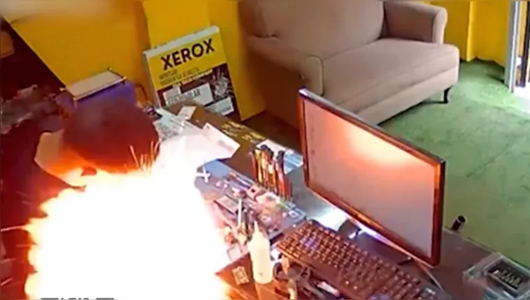 Imagem ilustrativa da notícia Vídeo: celular explode na mão de técnico durante conserto