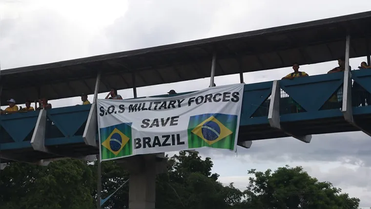 Imagem ilustrativa da notícia Golpistas
exibem faixa em inglês pedindo intervenção militar