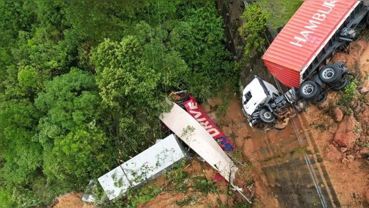 Imagem ilustrativa da notícia Tragédia no PR: imagens aéreas mostram cenário assustador