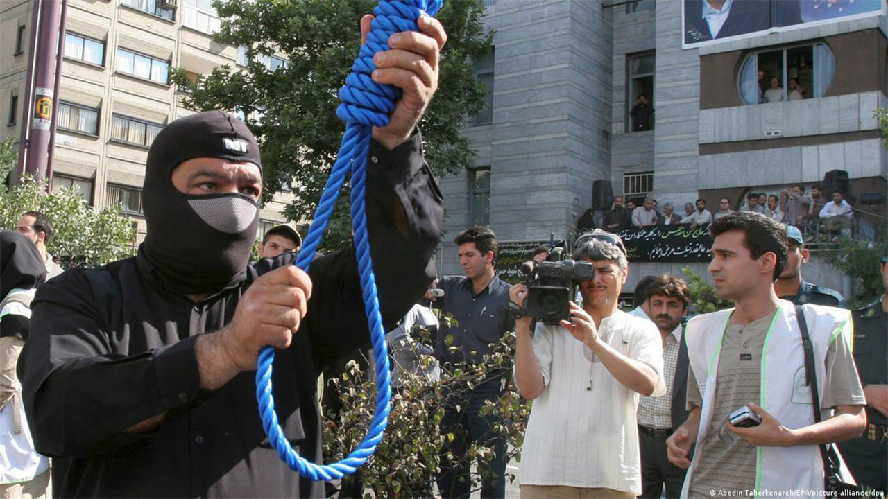 Irã enforca homem que manifestava contra o regime ditador