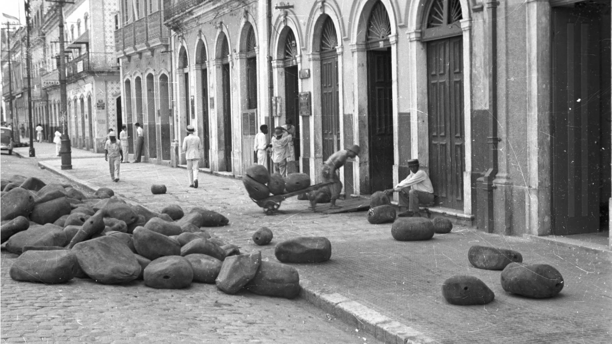 Bolas de borracha nos arredores da Praça do Pescador (1935).