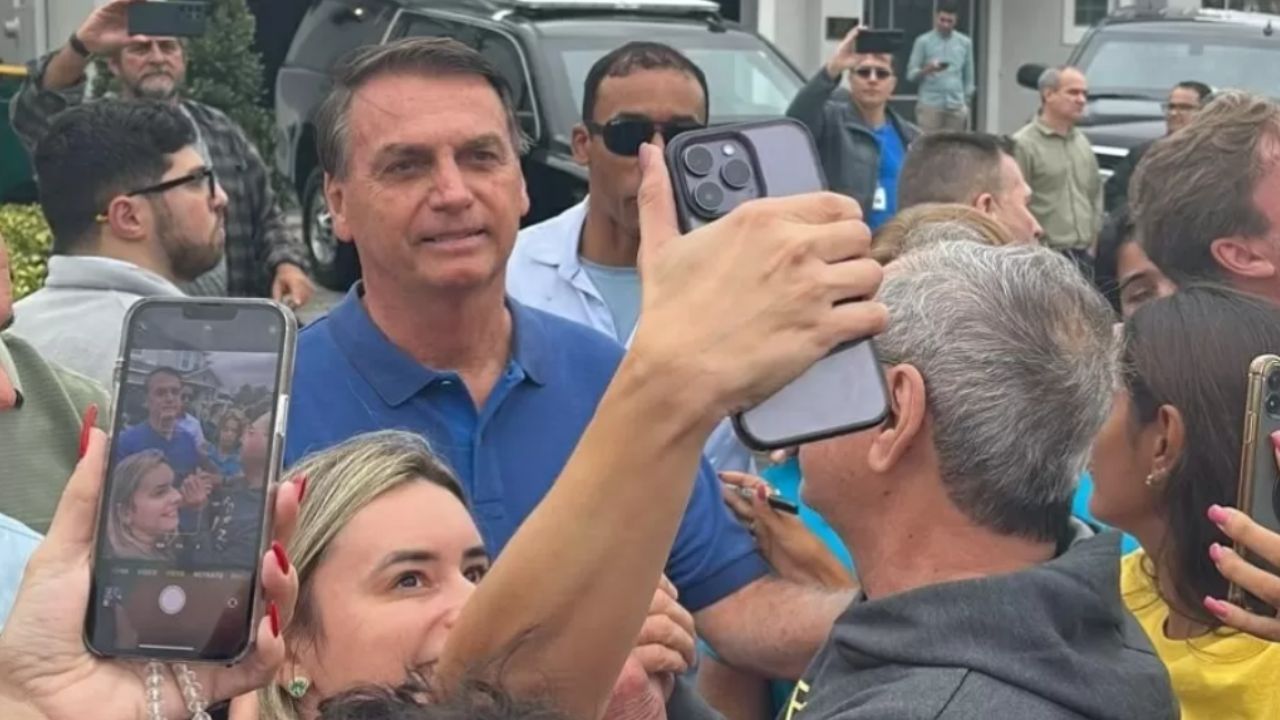 Bolsonaro dá autógrafos e combina pelada com apoiadores