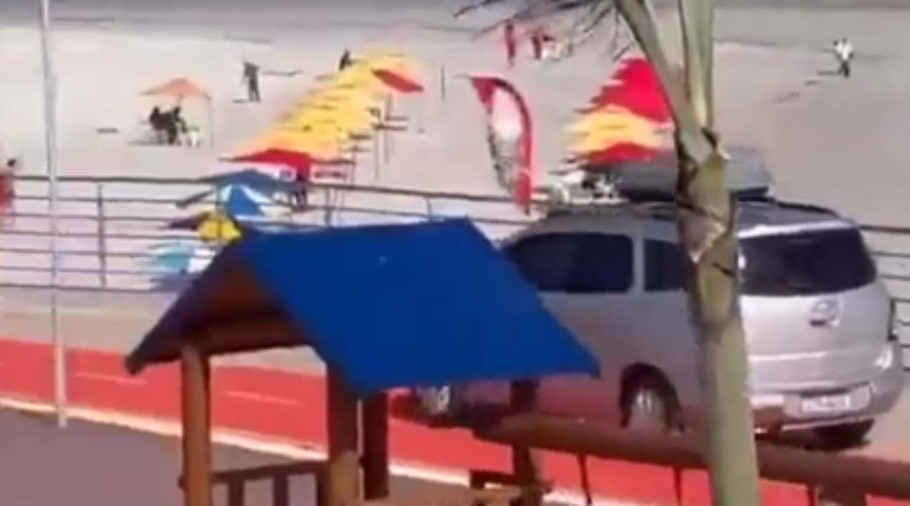 Vídeo: Carro é flagrado na ciclovia da recém-orla de Salinas