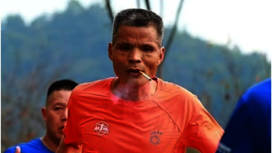 Corredor chinês completa ultramaratona de 42 km fumando