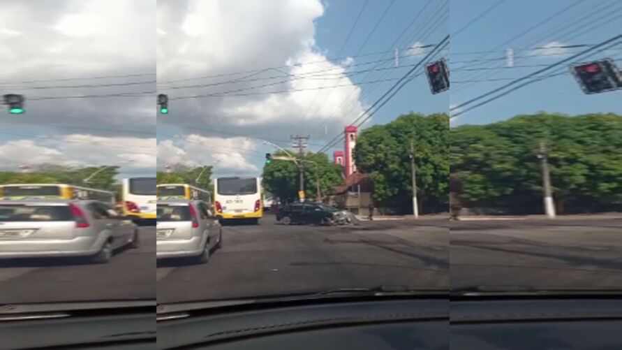 Vídeo: carro e ônibus colidem na Avenida Senador Lemos