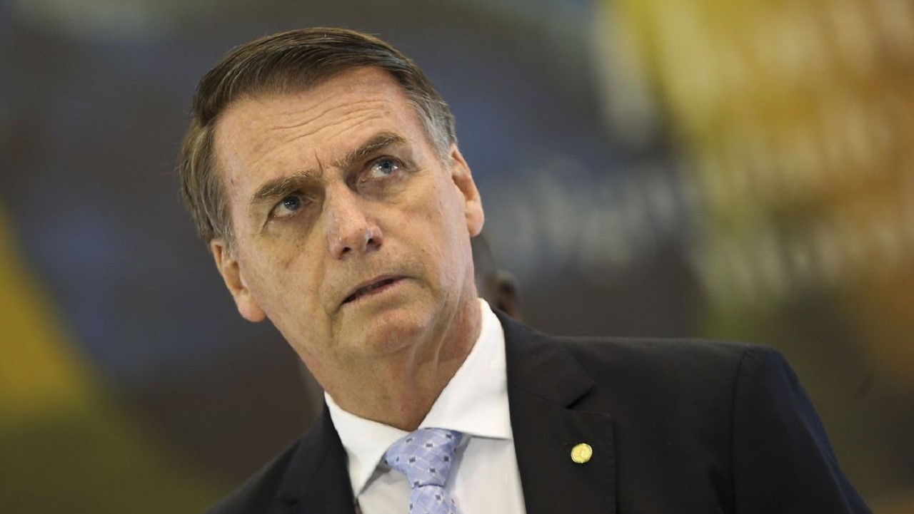 Bolsonaro silencia com militares em primeiro evento público 
