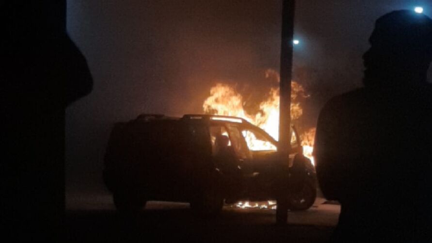 Vídeo: incêndio destrói carros e oficina em Monte Alegre