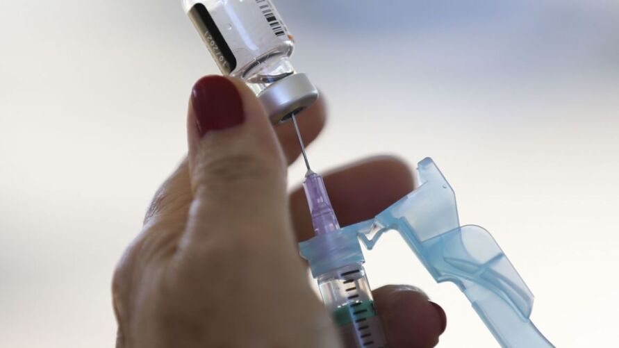 Anvisa precisa aprovar vacina mais eficaz a variante Ômicron