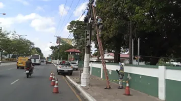 Ligação clandestina da frente de quartel em Belém é desligada.