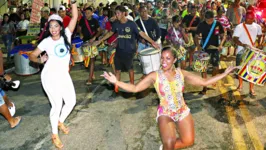 Integrantes das escolas de samba ensaiam na rua e atraem muitos amantes do ritmo