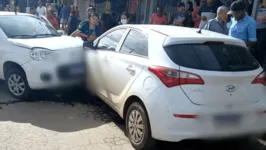 A vítima teve a perna esmagada entre um carro que estava estacionado na rua e o veículo do motorista de aplicativo.